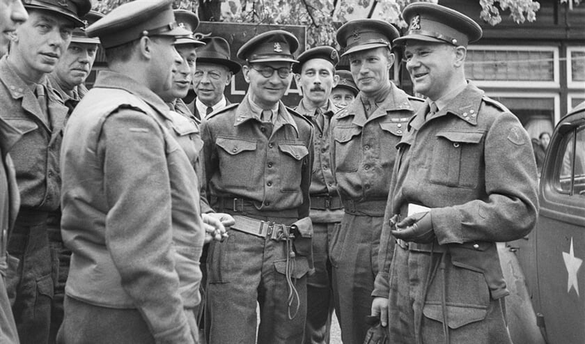 Generaal Kruls (r.), de chef van het Militair Gezag, en enkele ondergeschikten, met wie hij graag bereid was ‘een nummertje regeren weg te geven’. (nationaal archief / Willem van de Poll en wikimedia)