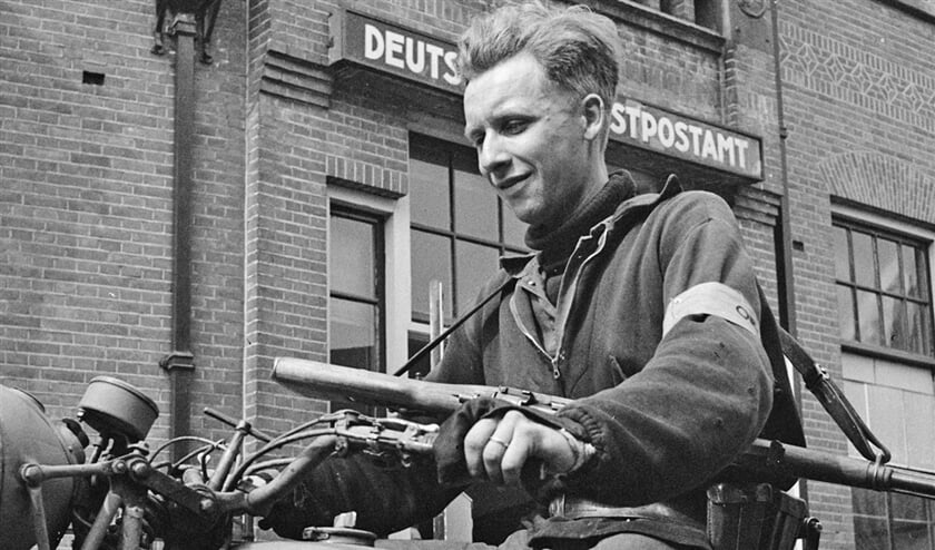 Een lid van de Binnenlandse Strijdkrachten in april 1945, aan het front in het noordoosten van Nederland. (nationaal archief / Willem van de Poll en Sem Presser)