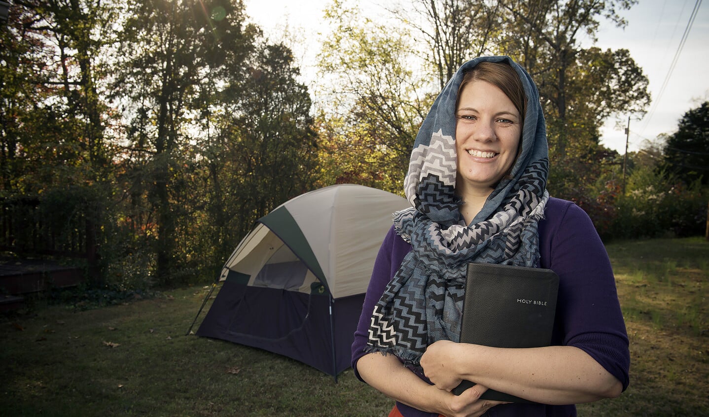 Rachel Held Evans sliep volgens bijbels voorschrift een maand lang in een tent omdat ze ongesteld was.