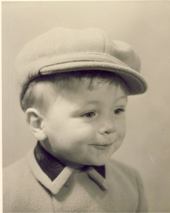 ‘Ik was hier drie of vier jaar, denk ik. Ik weet nog dat de foto groot werd afgedrukt. Het was een deftig portret. Dit waren kleren voor de zondag, die had ik niet vaak aan.’