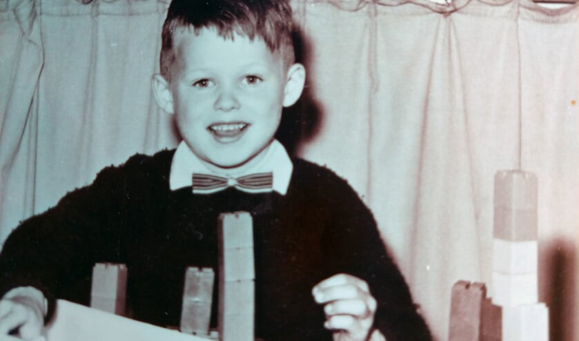 ‘Op de kleuterschool, vijf jaar oud. Het is een van de weinige foto’s uit mijn kindertijd, want wij waren arm, er werden nauwelijks foto’s gemaakt. We waren uiteindelijk met zes kinderen thuis. Ik trok in mijn jeugd veel met mijn zus op. Het was een leuke jeugd, want al mochten we weinig op zondag, er was ook veel vrijheid: kippenhokken bouwen en dieren houden, zoals konijnen, vogeltjes, eenden.’