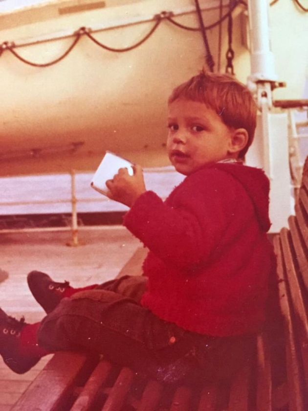 Hoekstra als tweejarig jongetje op de boot naar Engeland tijdens een vakantie met zijn ouders.