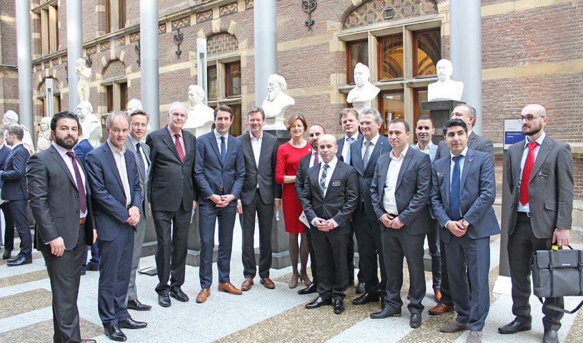 Vertegenwoordigers van de AF boden dinsdag in de Tweede Kamer een petitie aan om aandacht te vragen voor de Aramese genocide. (nd)