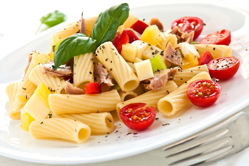 Bij close-ups, bijvoorbeeld van een pastagerecht, kan het leuk zijn om de camera scheef te houden, zodat de foto wat spannender wordt. (istock)