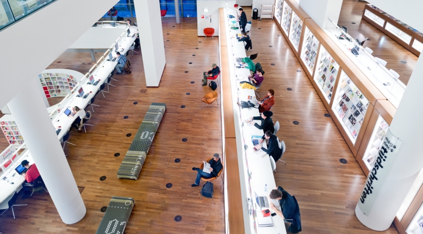 De moderne, centraal gelegen Openbare Bibliotheek van Amsterdam. Bibliotheken zijn levendige centra van activiteiten aan het worden, waar mensen voor van alles terecht kunnen. (istock)
