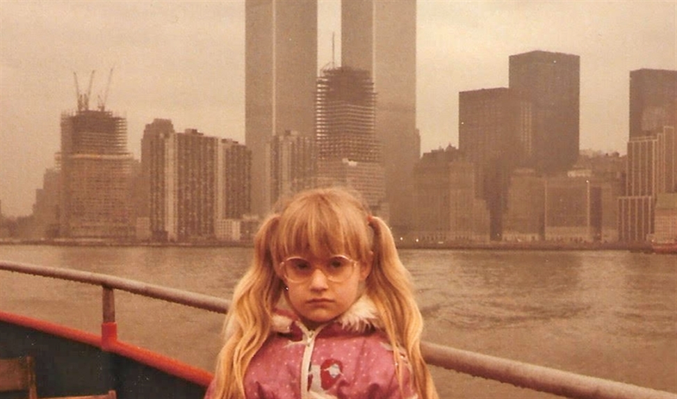 ‘Hier zie je mij als dat meisje met haar dikke spekbrilletje, in New York. Mijn vader gaf er een lezing in het Vistahotel, tussen de Twin Towers. Hij kreeg een eersteklasticket en boekte die om tot drie tweedeklastickets, zodat mijn moeder en ik mee konden. Binnenkort vlieg ik opnieuw naar New York voor mijn nieuwe boek. Het gaat de levens van zo veel vrouwen veranderen.’
