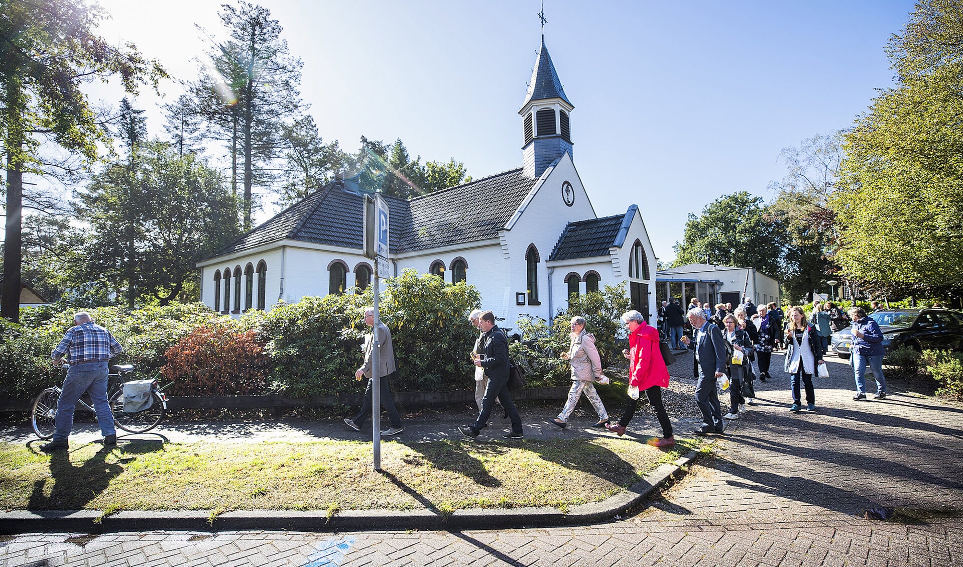 Bezoekers van de eerste Dorpskerkendag nemen tussen de middag deel aan een dorpswandeling. Kerkgangers uit Maarn vertellen hoe zij, onder meer door een openluchtdienst, kerk in hun dorp proberen te zijn.