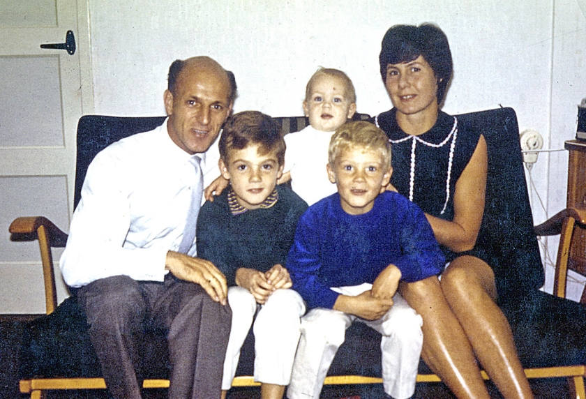 ‘Dit is in 1966, een beeld van ons gezin, thuis in Amsterdam. Ik was een jaar of acht. Ik weet niet meer dat-ie genomen werd, maar de bank, die kleding, die herken ik nog. We waren een hecht gezin.’ André zit direct naast zijn vader op de bank.