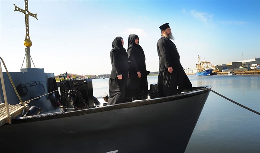 Zuster Elisabed (links), zuster Nino en vader Abibos beheren het ‘varend klooster’ Elia II. (Lex de Meester)