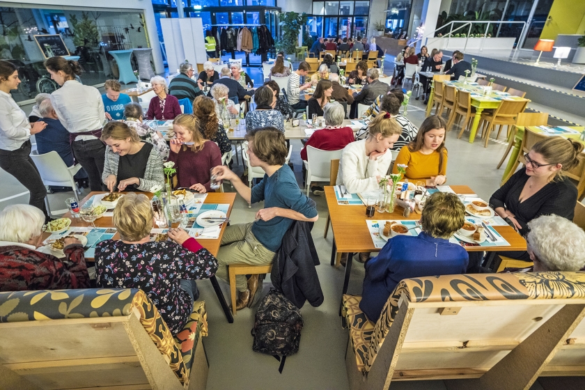 De menukaart van Happietaria is niet groot, maar voldoet aan wat je van een studentenrestaurant kunt verwachten. Het voorgerecht is meestal soep, gemaakt van producten die anders worden weggegooid bij de supermarkt. (beeldHielco Kuipers)