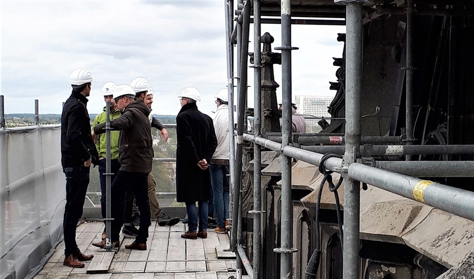 Hogel op hoogste punt Domkerk geplaatst (nd)