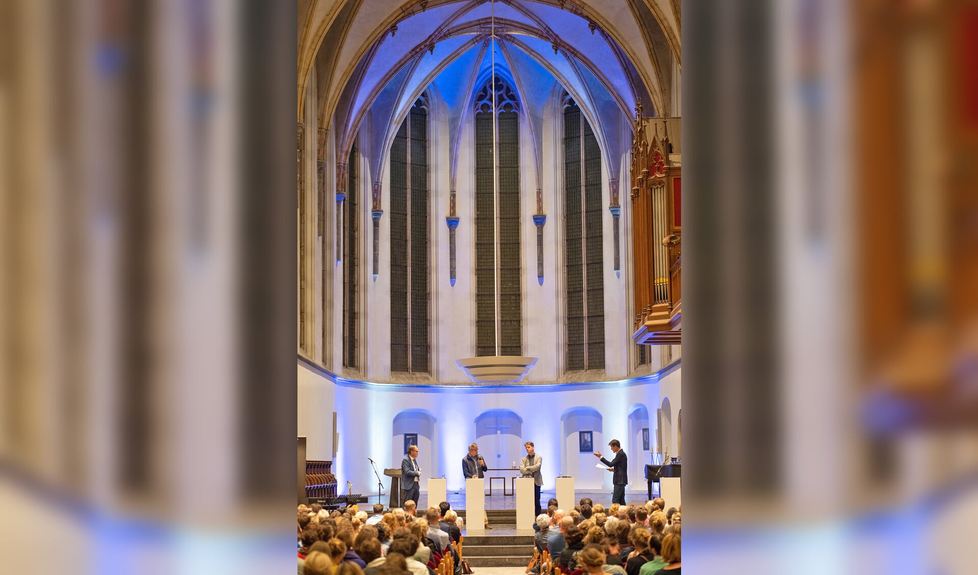 Een kerk vol belangstellenden volgde donderdagavond het opvoeddebat in de Janskerk.