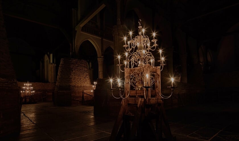 Bij de jongste expositie in de Oude Kerk in Amsterdam, ‘Poems for Earthlings’, is het kerkinterieur in duister gehuld. (Jörg Baumann)