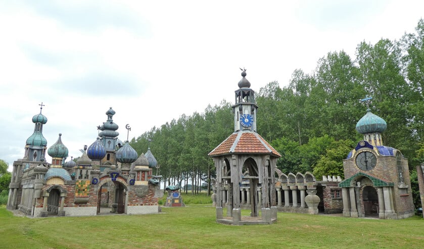 De replica van de Basiliuskathedraal op het Rode Plein in Moskou waaraan de tuin zijn naam te danken heeft. (nd)