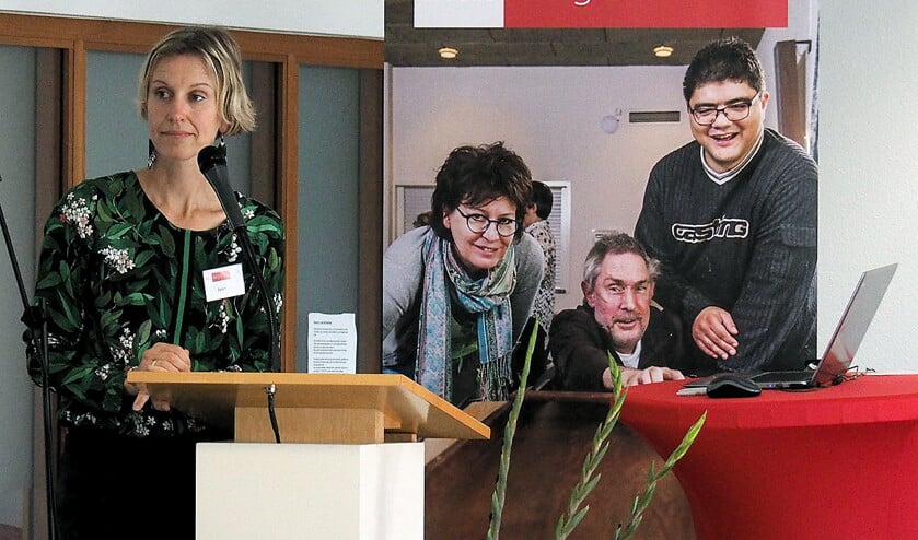 ‘Een minister voor Eenzaamheid, is dat een idee?’, vroeg dagvoorzitter Janet Bac op de themadag van Kerk in Actie. (Henry Kieskamp)