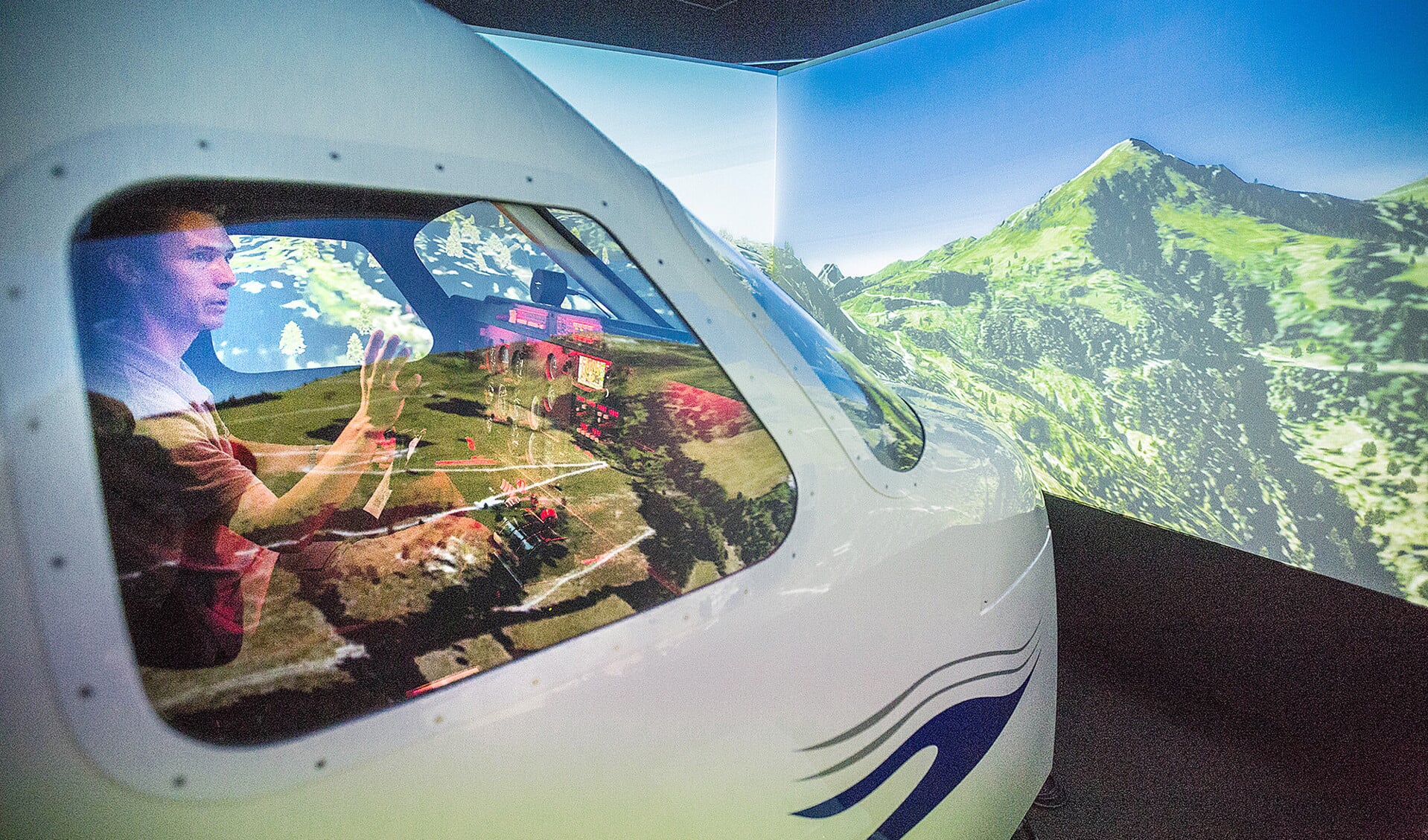 Een piloot in opleiding maakt een virtuele vlucht boven de Oostenrijkse Alpen.