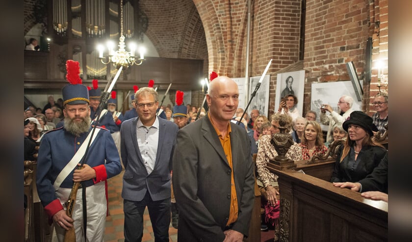 In de kerk van Ulrum, waar dominee Hendrik de Cock in 1834 met zijn preken de aanzet tot een kerkscheuring gaf, presenteerde Marcel de Jong zijn nieuwe roman De Afscheiding. Burgemeester Koos Wiersma van gemeente De Marne nam er vrijdagavond het eerste exemplaar in ontvangst (Duncan Wijting)