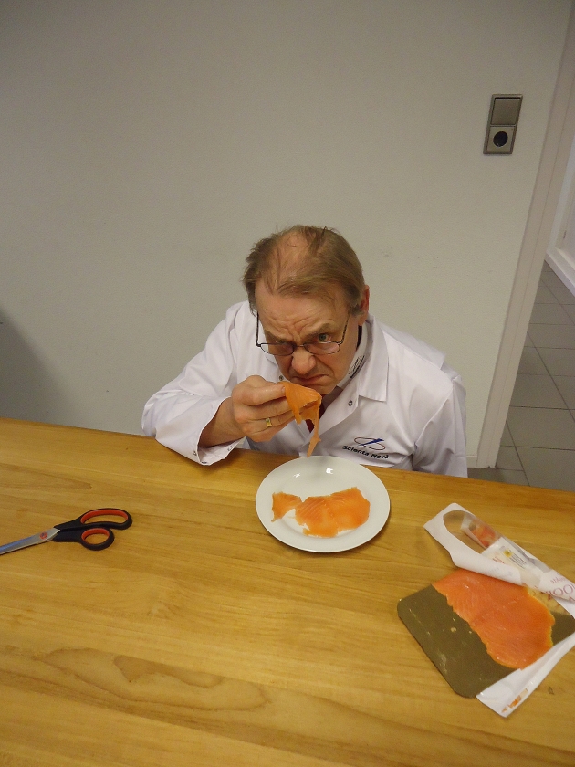 Voedingsmiddelentechnoloog IJsbrand Velzeboer test regelmatig vis. Het koud roken van zalm is volgens hem vragen om bacteriologische problemen.  (Scienta Nova)