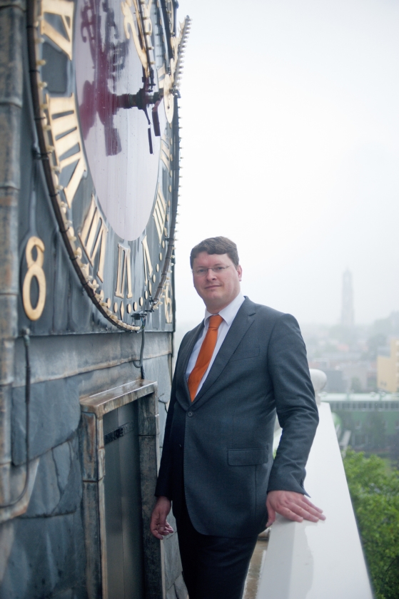 Teunis van Kooten op de Nicolaïkerk in Utrecht, met op de achtergrond de Domtoren. (Sander Foederer)