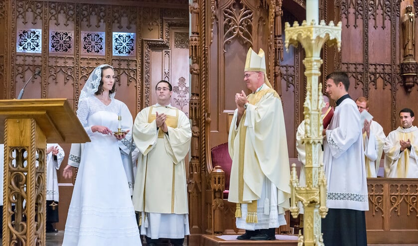 Een maagdenwijding in een Amerikaanse Rooms-Katholieke Kerk, in 2015. De vrouw tooit zich als een bruid. (bisdom Fort Wayne-South Bend)