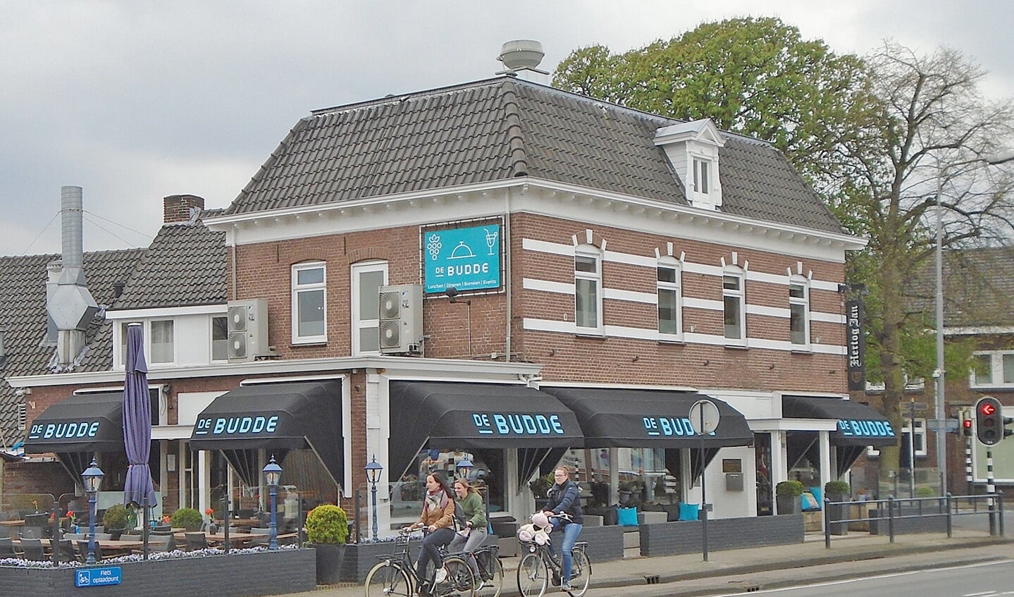 Kastelein Budde uit Nijverdal liet een verdieping op zijn café bouwen om alle goudzoekers onderdak te kunnen bieden.