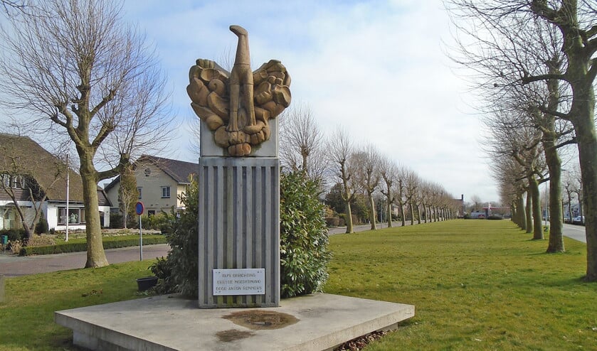 Het monument ter ere van Anton Remmers, stichter van de eerste moedermavo. De adelaar is afkomstig van de inmiddels gesloopte Ariënsmavo in Middenmeer, waar de moedermavo gevestigd was. De school bevond zich vijftig meter links van het monument. (nd)