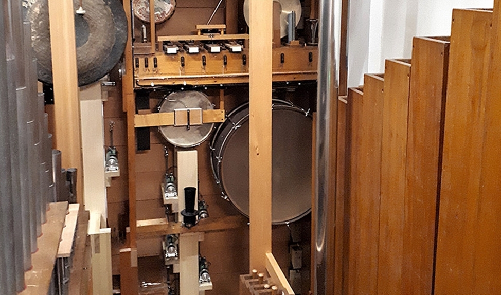 In een van de kamers staan niet alleen pijpen, maar ook een complete toy shop, een verzameling trommels, een bekken, een triangel en ander slagwerk.