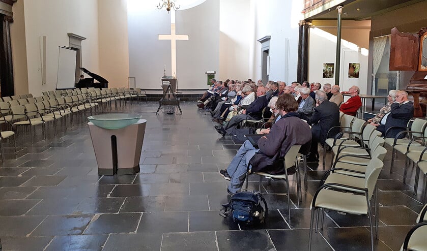 Deelnemers aan de studiedag waarop werd teruggeblikt op de Reformatieherdenking luisteren naar pianospel. (nd)