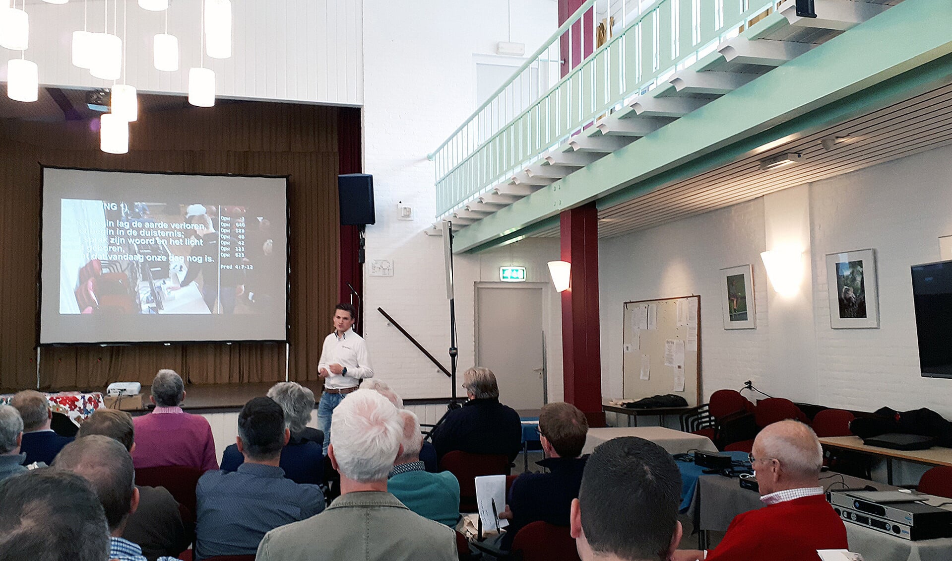Met audiovisuele middelen kunnen kerken een breder publiek bereiken, legt Thomas Ravenshorst (staand) uit in Zeist.