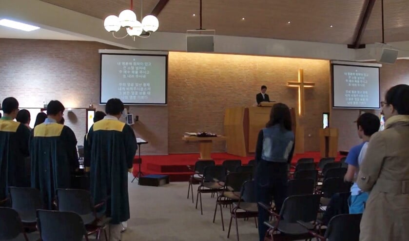 De Koreaanse Kerk in Rotterdam vierde zondag haar 25-jarig jubileum met een avondmaalsdienst. (youtube)