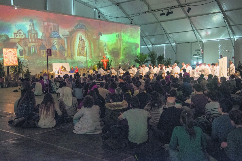 Een van de gebedsvieringen in Valencia volgens een beproefd Taizérecept: liederen zingen, Schriftlezing en stilte. (Wiesia Klemens)