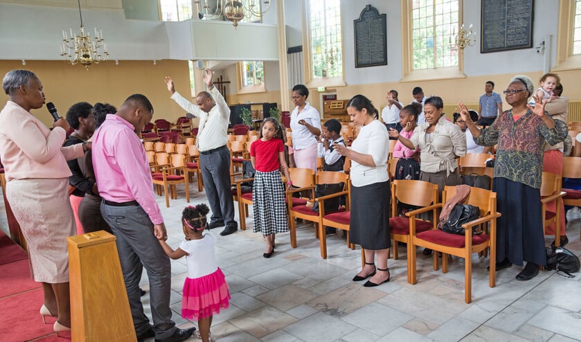 Migrantengemeente Alpha en Omega Ministries houdt elke zondagmiddag een samenkomst in de Oude Kerk Charlois. (Arie Kievit)