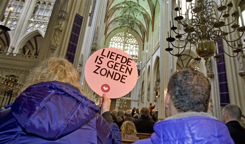 Protest tijdens een eucharistieviering tegen de houding van de Rooms-Katholieke Kerk tegenover homoseksualiteit. (anp / Ed Oudenaarden en Elisabeth van Munster)