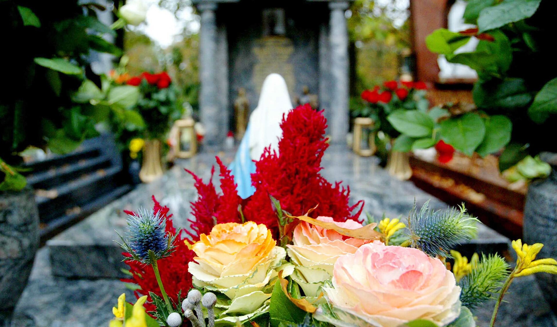 Vanouds herdenken rooms-katholieken op Allerzielen hun doden, veelal met het leggen van bloemen op hun graven. Protestantse gemeenten haken in toenemende mate aan bij deze herdenking, maar vaak wel op een eigen manier.