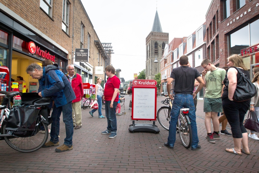 Koopzondag in het centrum van Ede, op de achtergrond de Oude Kerk. De gemeente die er kerkt, heeft nog niet nagedacht over openstelling op zondag. (anp / Jeroen Jumelet)