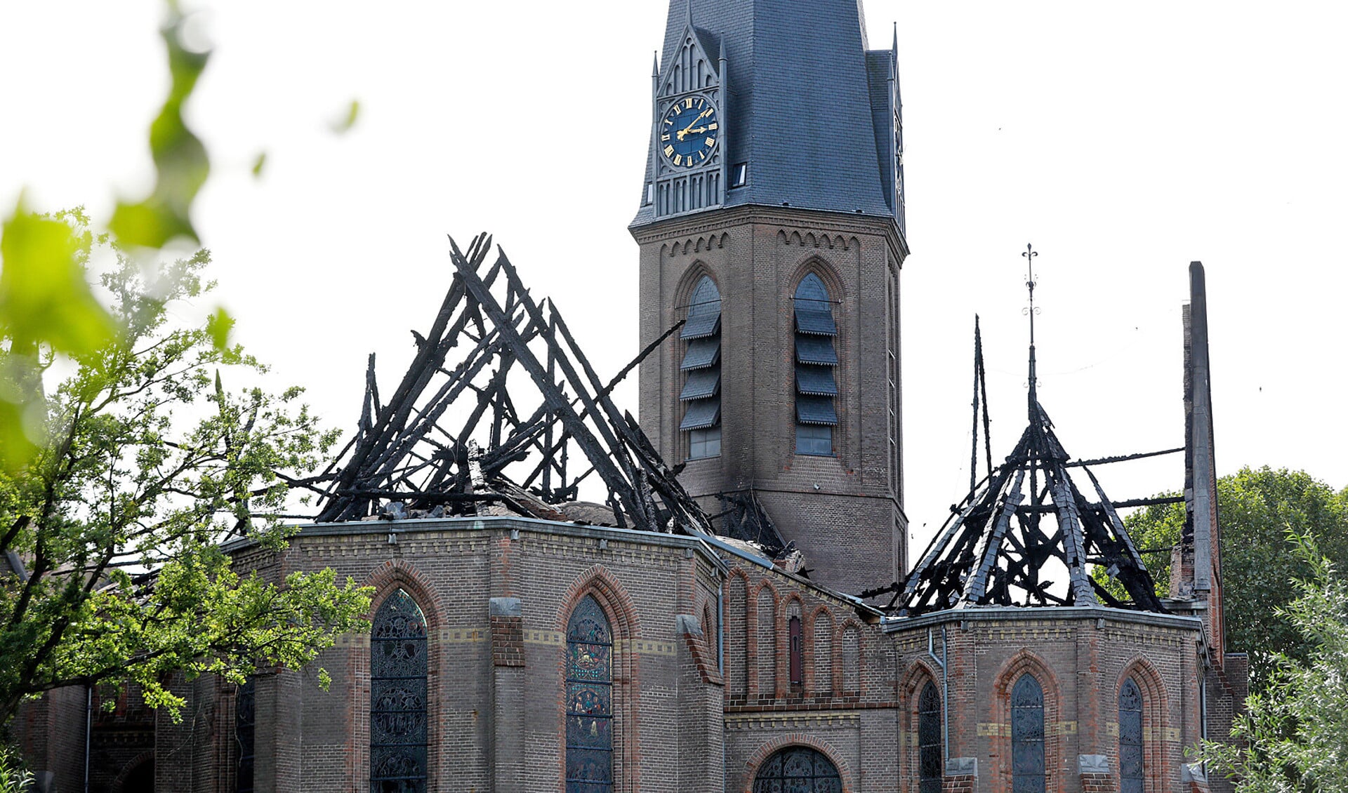 Vooral kap en gewelf van de St. Urbanuskerk zijn beschadigd door de brand.