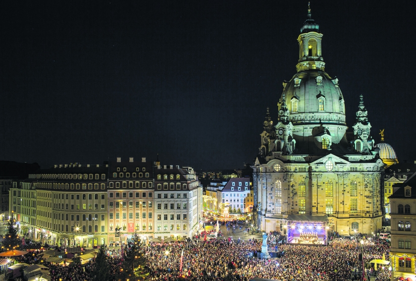 Duizenden mensen bezochten woensdagavond een traditionele kerstnachtdienst in de openlucht voor de Frauenkirche aan de Neumarkt in Dresden, Duitsland. < (ap /)