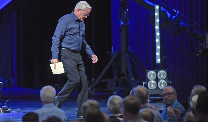 Bill Hybels verlaat het podium na zijn bekendmaking dat hij vervroegd met pensioen gaat. (ap / Mark Black)