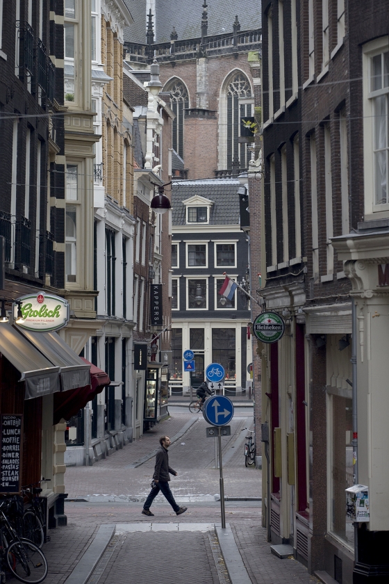 Hoe groter de afstand tot de kerk, hoe lager het vertrouwen in het instituut. (ap / Peter Dejong)