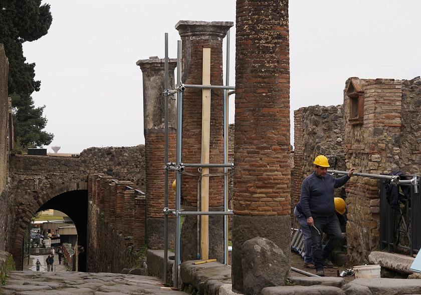 Bouwvakkers versterken een pilaar bij de Porta Marina in de voormalige Romeinse stad Pompeii, niet ver van Napels. (ap / Cesare Abbate)
