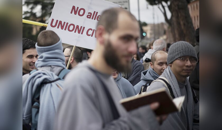 Duizenden Italianen hebben zaterdag in Rome gedemonstreerd tegen huwelijksrechten voor stellen van hetzelfde geslacht. De betogers kregen steun van twee ministers. De menigte in het Circus Maximus, onder wie enkele roomskatholieke geestelijken, hield protestborden omhoog met leuzen als ‘Nee tegen het geregistreerd partnerschap’. De regering van premier Matteo Renzi wil het homohuwelijk legaliseren. < (ap / Andrew Medichini)