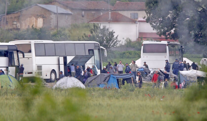Bussen rijden af en aan om de vluchtelingen uit het illegale kamp Idomeni op te halen en naar nieuwe kampen rond Thessaloniki te brengen. (ap / Boris Grdanoski)