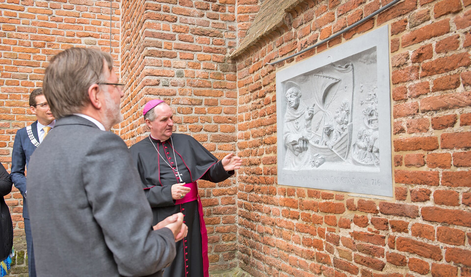 De plaquette ter herinnering aan Bonifatius, onthuld door hulpbisschop Ted Hoogenboom en PKN-scriba Arjan Plaisier.