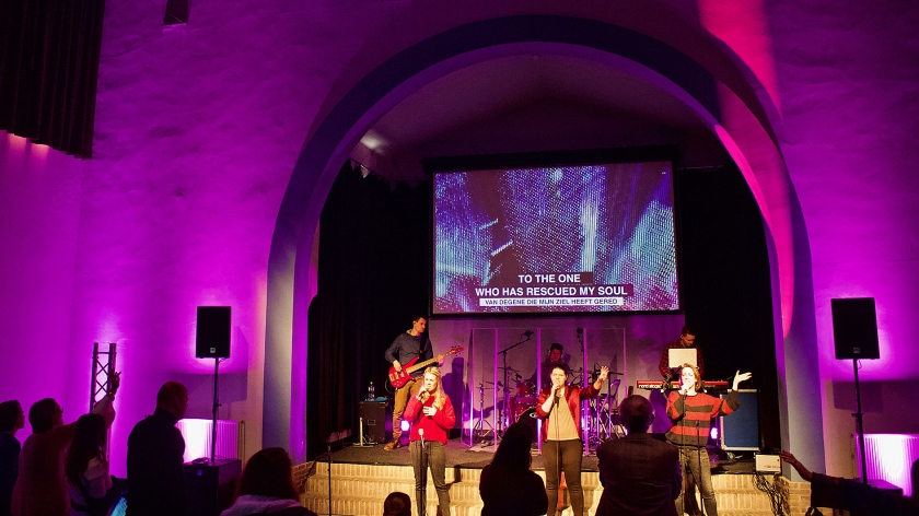 De band van City Life Church Breda oefent voor de eerste samenkomst in de kapel van de koepelgevangenis. (clc en google earth)