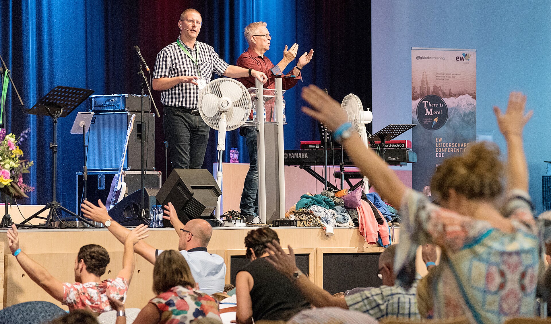 Randy Clark (rechts) bidt op een conferentie van het Evangelisch Werkverband vorig jaar om verlangen naar genezing.