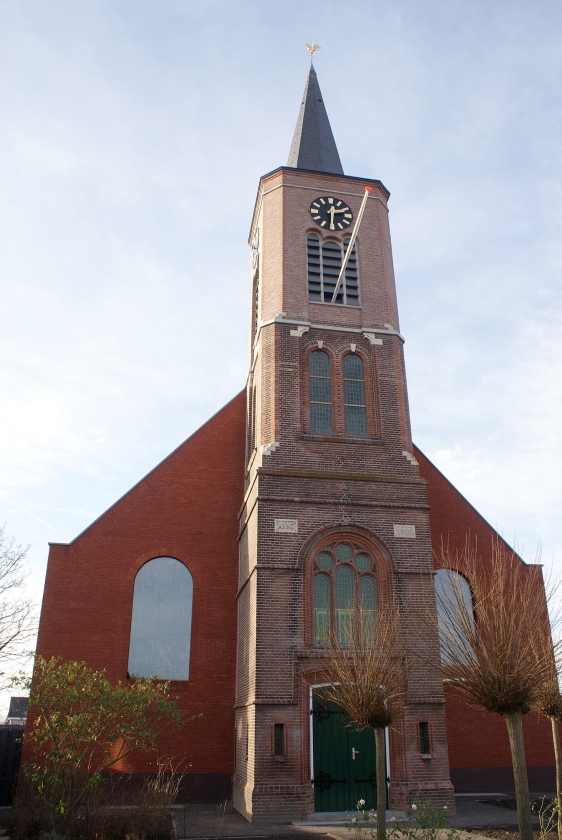 De nieuwe dorpskerk van Hoek lijkt vanbuiten sprekend op de oude, maar is vanbinnen strak en modern. (ginopress)