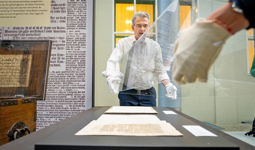 SGP-Kamerlid Roelof Bisschop helpt in het Kamergebouw bij het optuigen van de expositie over de Statenvertaling. (David van Dam)