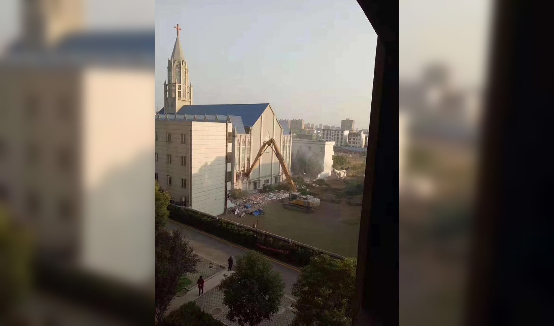 De lokale autoriteiten stuurden een bulldozer naar een megakerk in Funan. ­­De kerkgangers waren op dat moment bezig met een dienst.