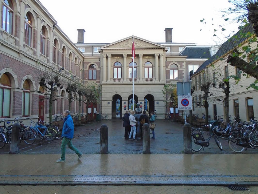 Gebouw de Harmonie in Groningen, waar in 1940 het benzinetekort op creatieve wijze werd opgelost. (nd)