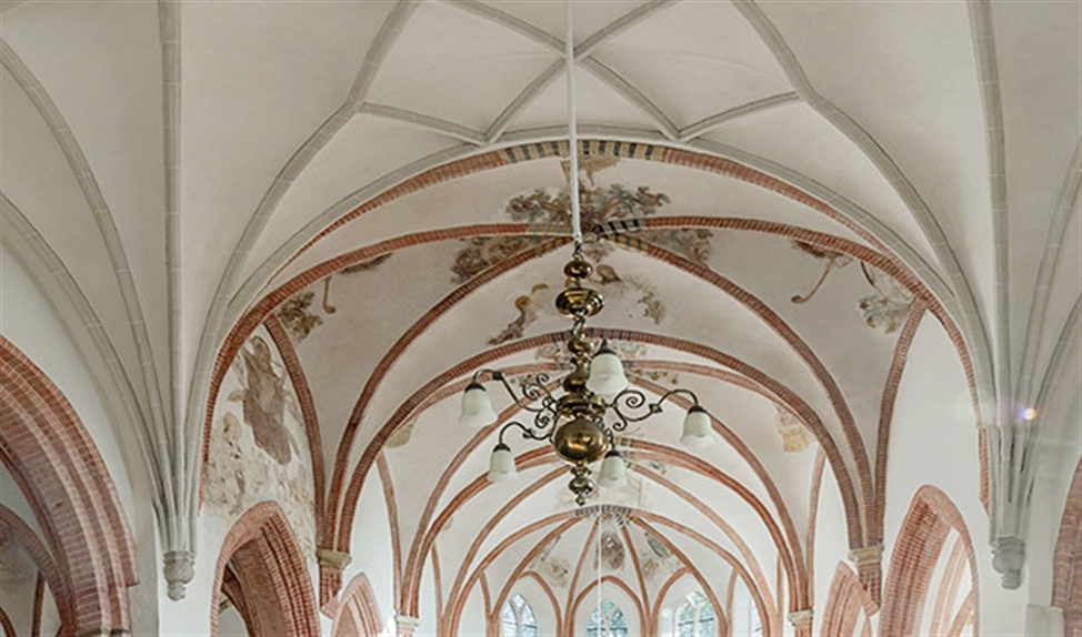 Interieur van Petrus en Pauluskerk in Loppersum.